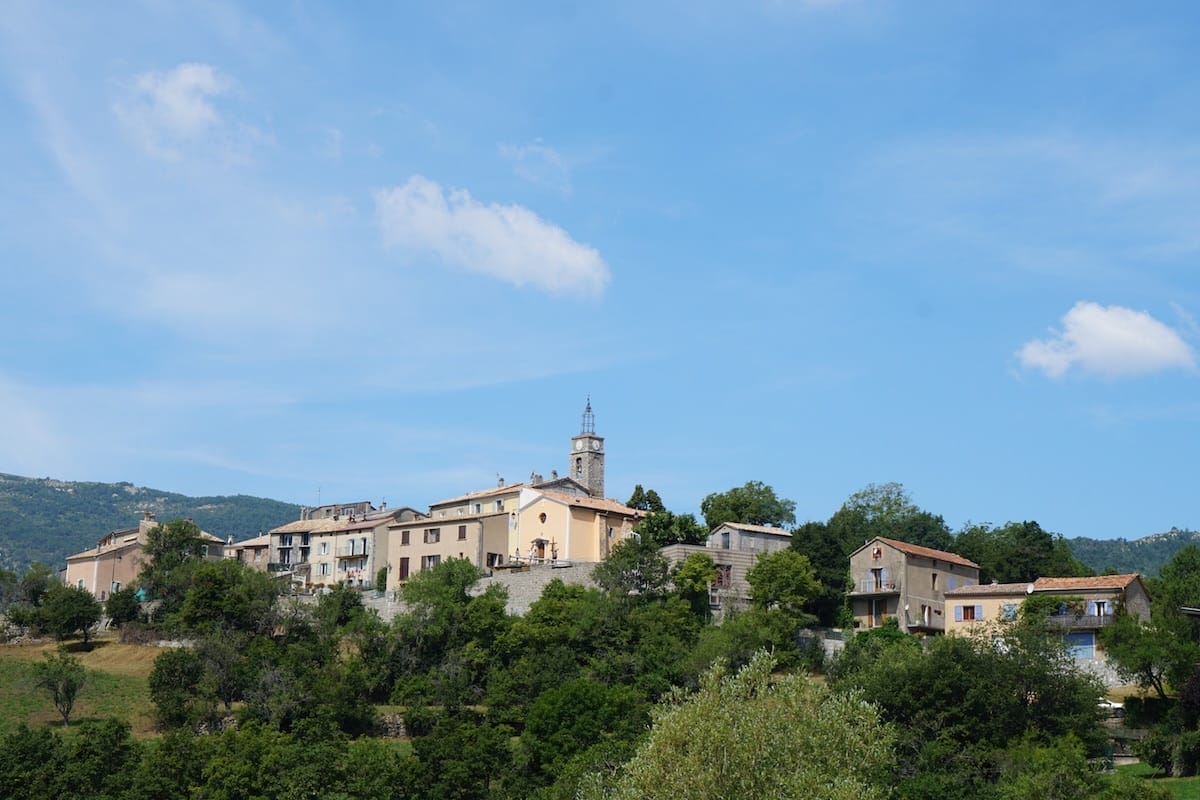 Le village de St Julien sur le lac de Castillon