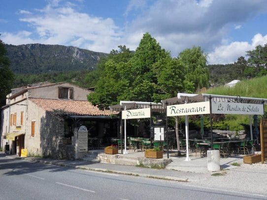 La boulangerie, le restaurant et la terrasse du Moulin de Soleil